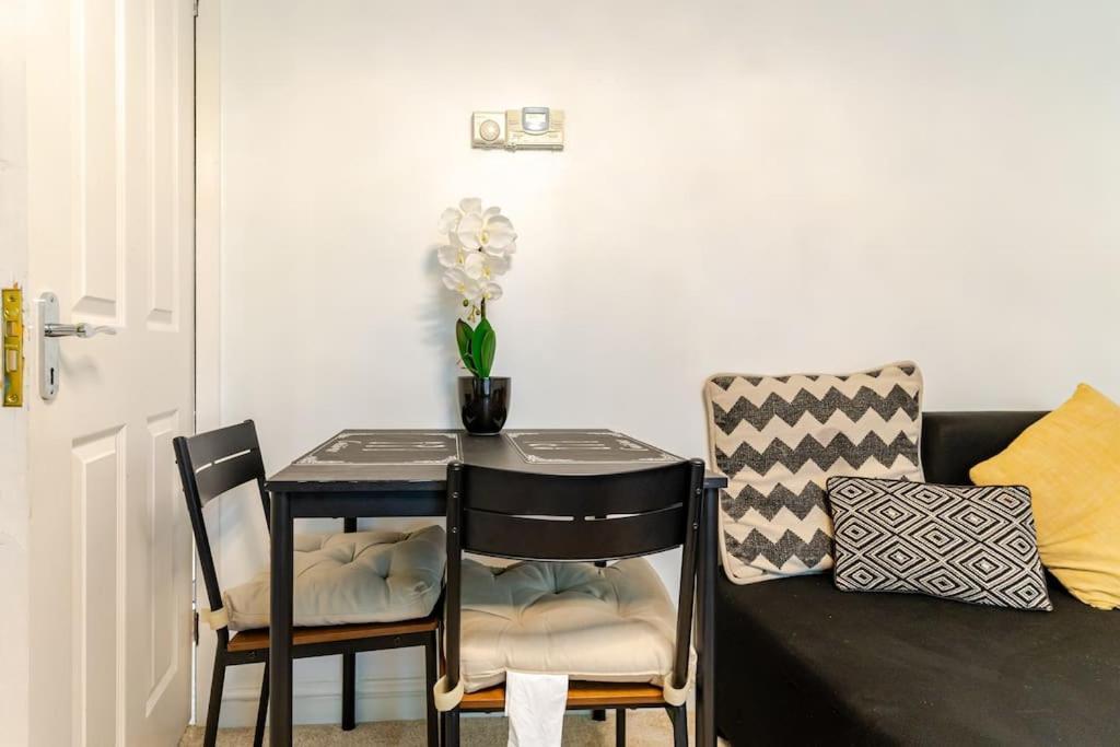 A&S Properties, No Guest Fees, Bank Transfe Deposit Available 울버햄프턴 외부 사진